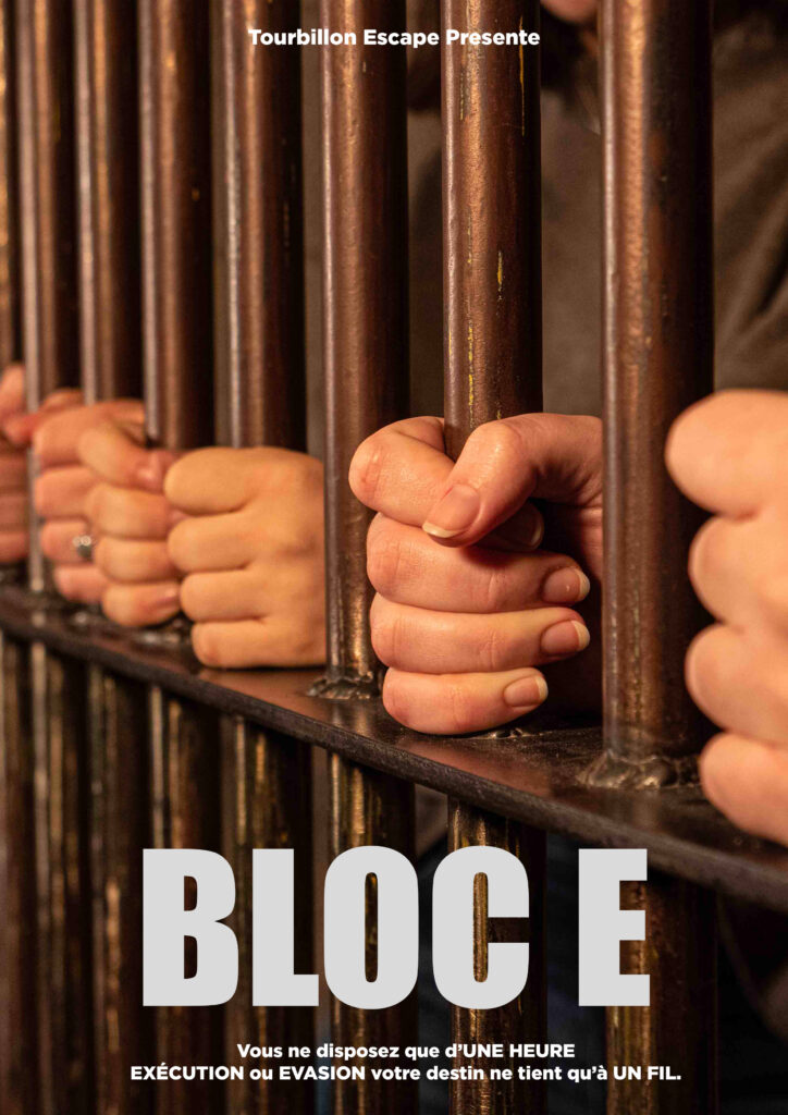 Mains serrant des barreaux de prison. Bloc E : Évasion ou exécution en 1h. Affiche Tourbillon Escape.