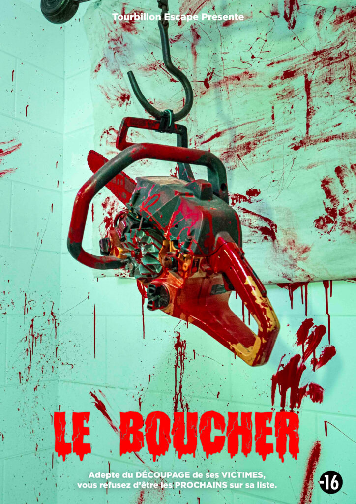Tronçonneuse ensanglantée sur crochet, affiche Le Boucher par Tourbillon Escape. Ambiance horreur et victimes.