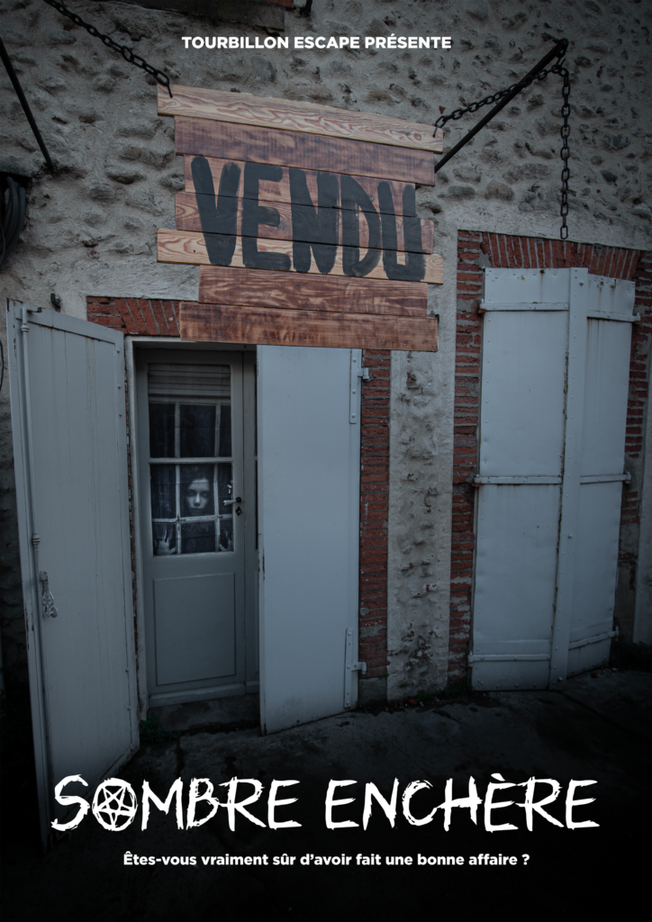 Affiche Sombre Enchère : panneau Vendu sur maison hantée avec visage spectral derrière la vitre. Horreur.
