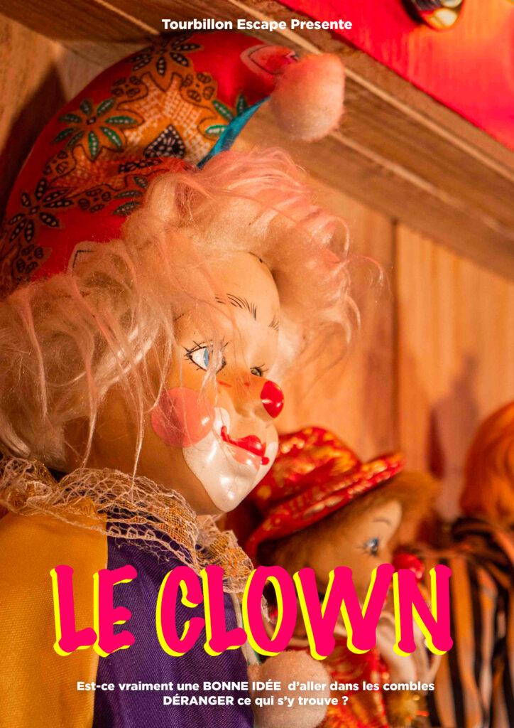 Poupée de clown effrayante. Affiche 'Le Clown' par Tourbillon Escape : 'Une bonne idée d'aller dans les combles ?'